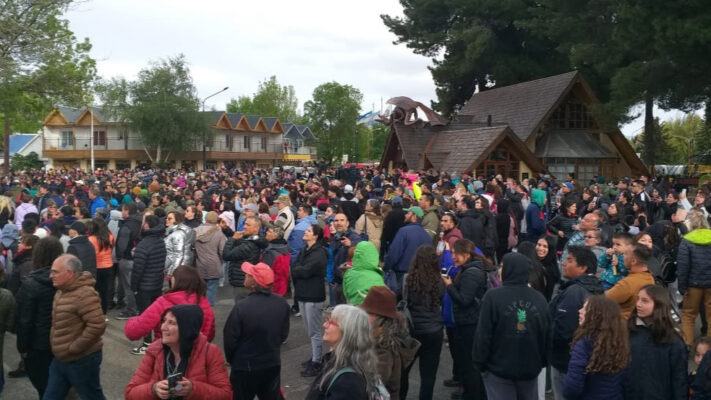 Lluvia de pétalos y miles de personas en el cierre de temporada de Tulipanes