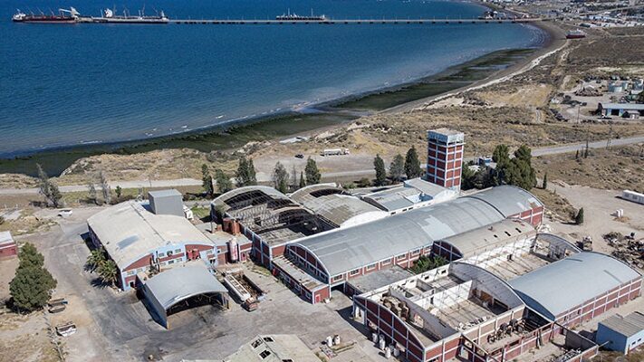Incertidumbre en empresa de Madryn: Deben dos quincenas y la fábrica sigue parada