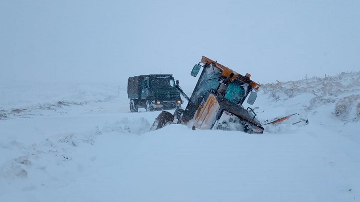 De película: Rescataron a dos familias y un grupo de trabajadores varados en la nieve