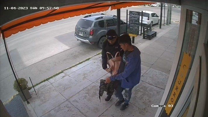 VIDEO: Le robaron a la dueña de churrería «La Familia» en pleno centro