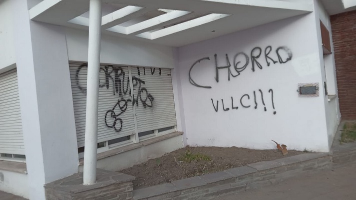 Coliñir denunció vandalismo en su local partidario y acusó a los libertarios