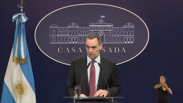 Manuel Adorni brinda una conferencia de prensa previo a los anuncios de Milei