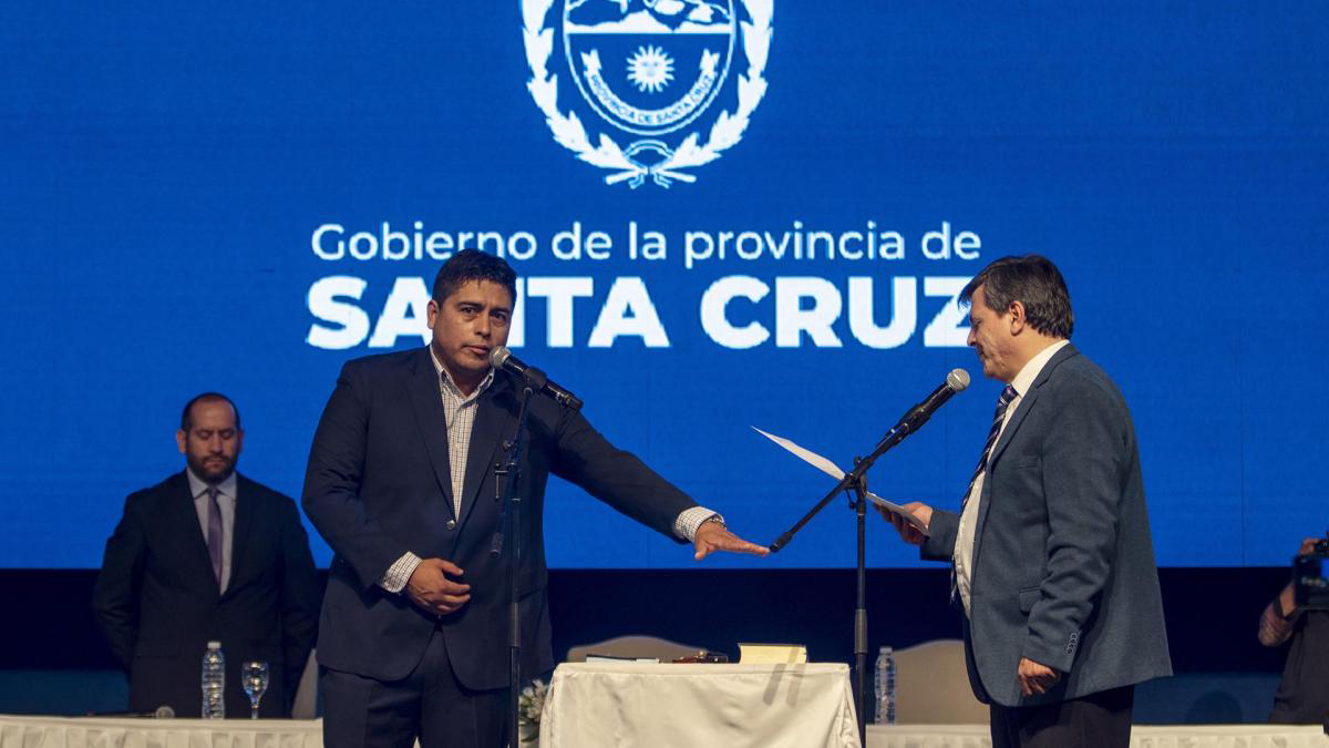 Claudio Vidal asumió como gobernador de Santa Cruz