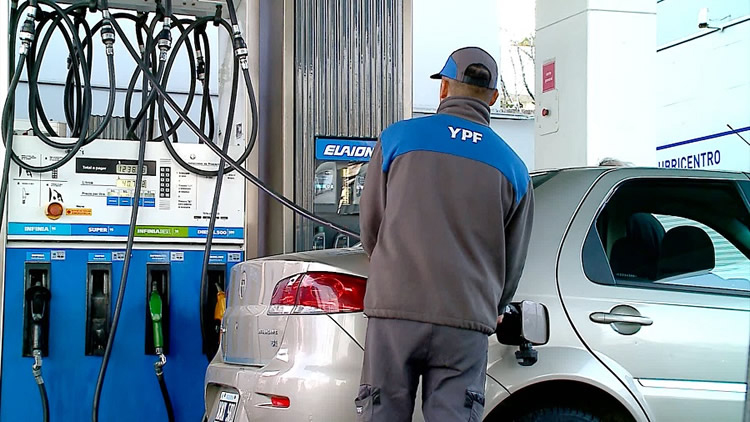 YPF y Axion aumentaron 37% el precio de sus combustibles