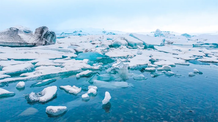 Un enorme iceberg encallado 35 años sale del mar Antártico