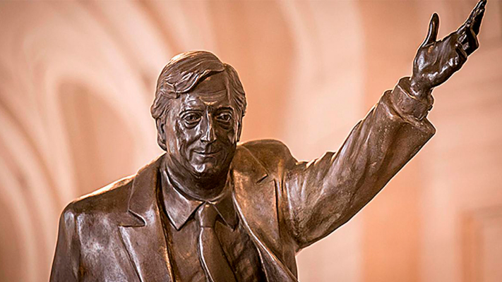 Retiraron la escultura del expresidente Néstor Kirchner del CCK por decisión de la Unasur