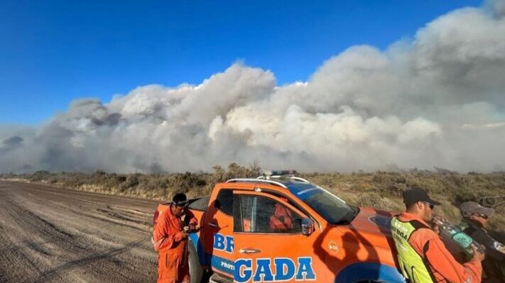 Preocupante: Continúa el combate contra las llamas descontroladas en zona de Puerto Lobos