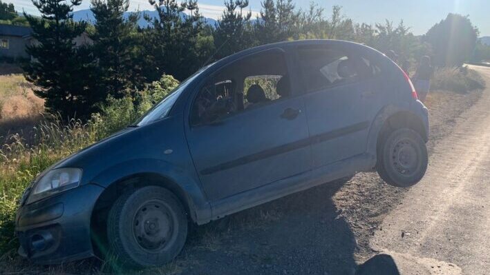 Quedó el vehículo colgado en la banquina al intentar eludir un control Policial