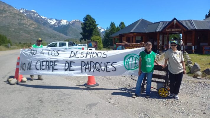 Trabajadores movilizados en el ingreso al Parque Nacional Los Alerces