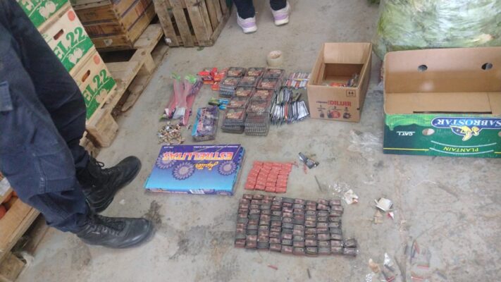 La Policía secuestró gran cantidad de pirotecnia en una verduleria de Madryn