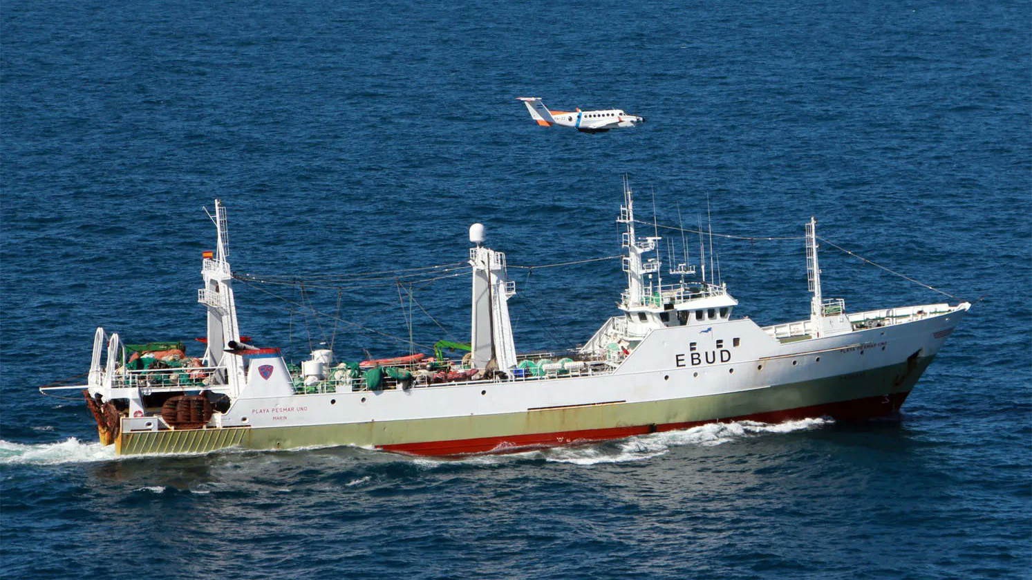 España multa a 25 pesqueros por apagar su geolocalización cerca de Argentina