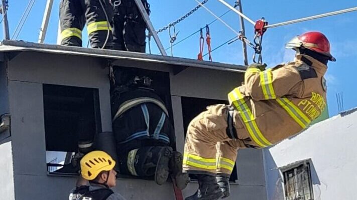 Bombero de Madryn se capacitó sobre incendios en buques