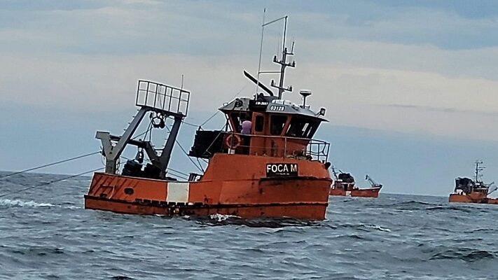Video: El momento en que los marineros del Foca M subían a la balsa