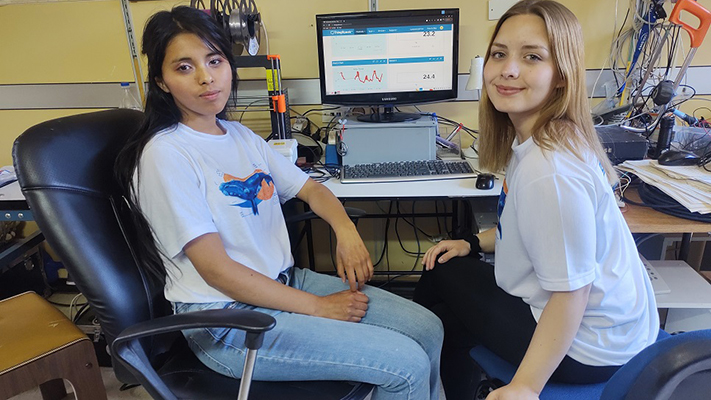 Dos alumnas de la Politécnica trabajan en un proyecto para medir la temperatura del mar