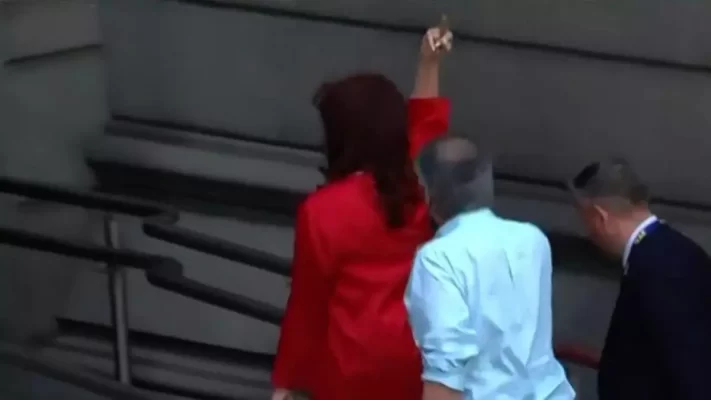 Cristina hizo “fuck you” mientras ingresaba al Congreso
