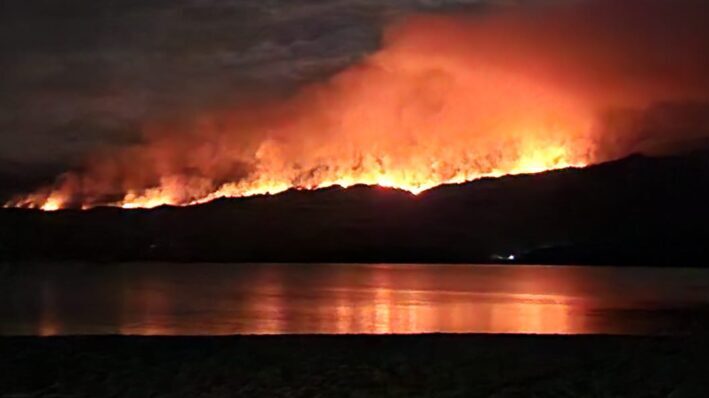 Impactante: así se veían las llamas en el Parque Nacional Los Alerces durante la noche