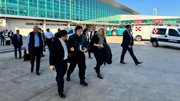 Milei arribó a Frankfurt para ir luego a Davos, donde participará del Foro Económico Mundial