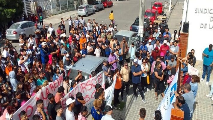 Trabajadores de plantas pesqueras preocupados por el conflicto en Puerto Rawson