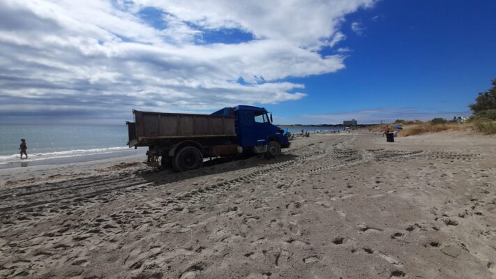 Un camión se quedó encajado en la arena
