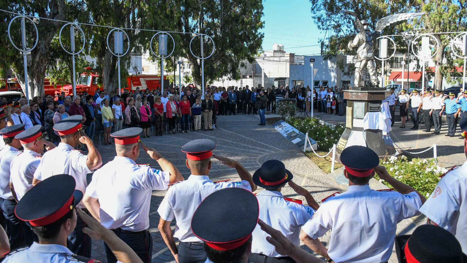 Puerto Madryn homenajeó a los 25 bomberos de una tragedia que conmovió al país