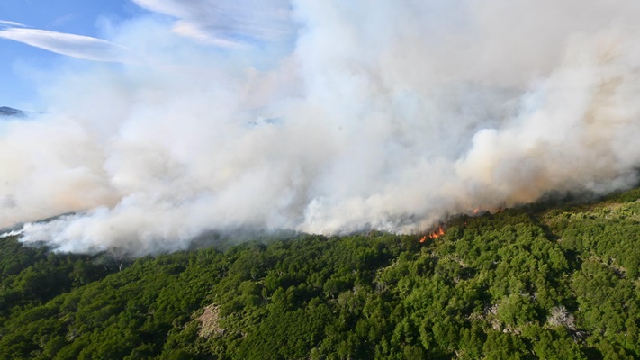 Incesante combate del fuego en el El Centinela