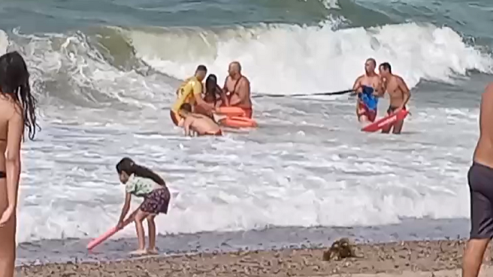 VIDEO Guardavidas de Madryn salvaron a una mujer de morir ahogada