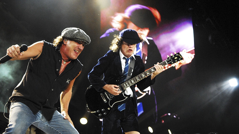 AC/DC regresa a los escenarios con nuevo bajista