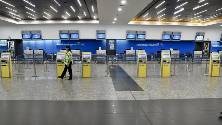 Cientos de vuelos cancelados por el paro de aeronáuticos