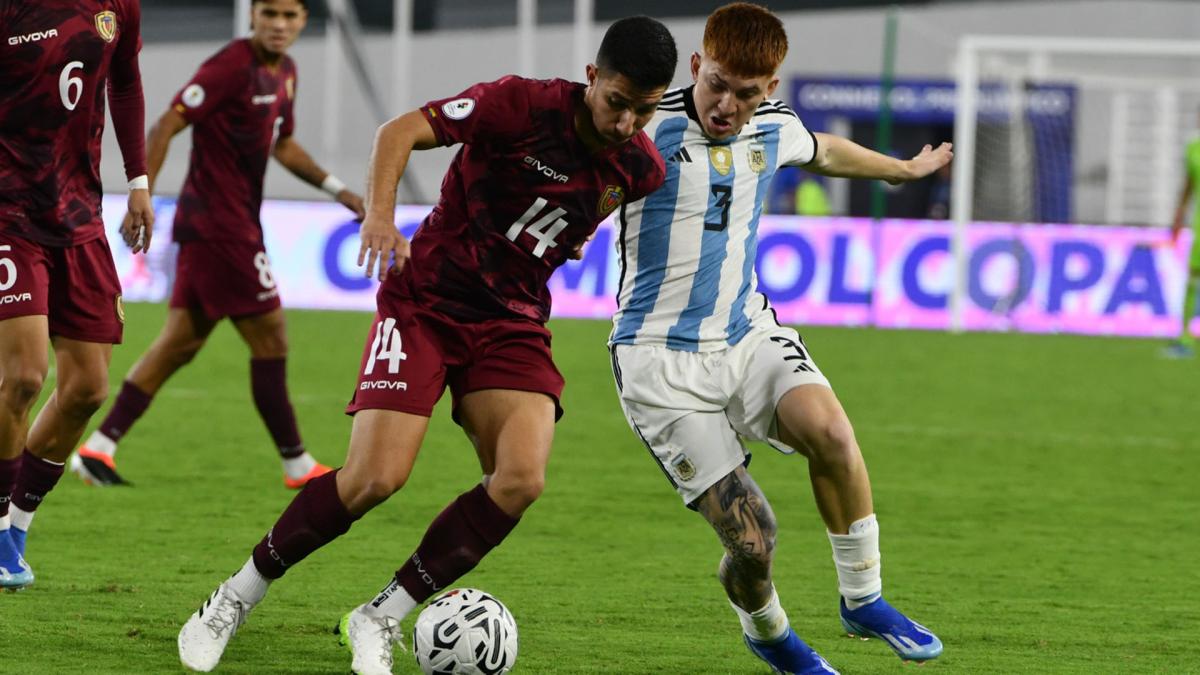 Un penal polémico sobre el final, le dió el empate a Venezuela ante Argentina en el inicio del Cuadrangular