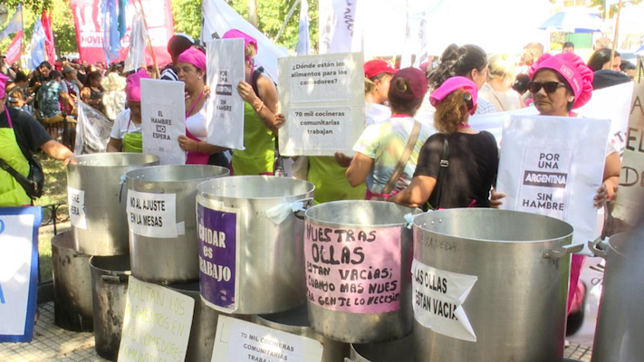 Manifestantes se concentran en el Ministerio de Capital Humano