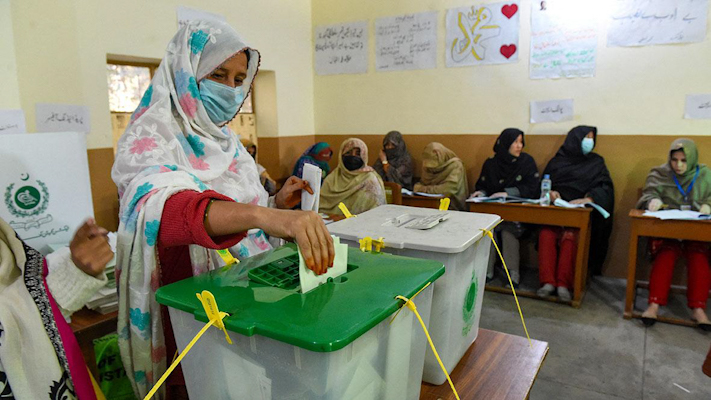 Pakistán vota para elegir Gobierno en medio de violencia y sospechas de fraude