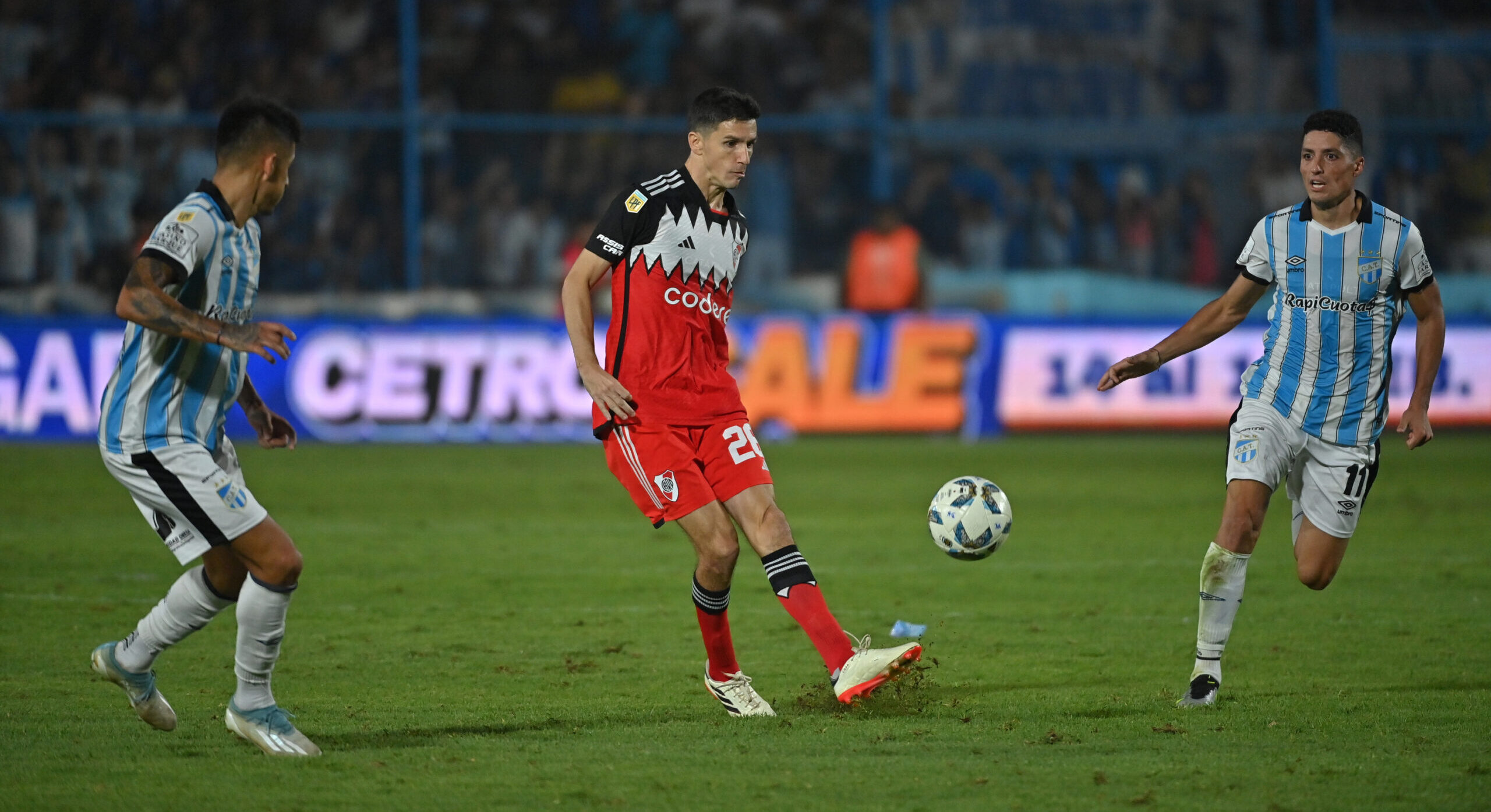 Dos penales errados para River y empate en Tucumán ante Atlético