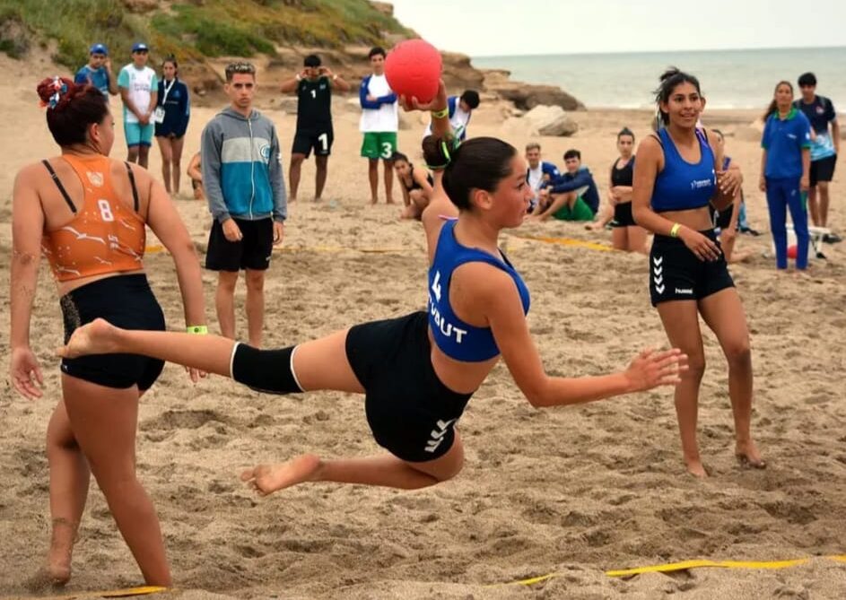 Las madrynenses Zoe Fonseca y Maia Robles, convocadas a la pre Selección Argentina de Beach handball