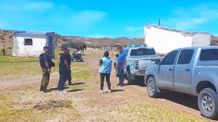 La Policía del Chubut rescató a un hombre mayor en un campo cercano a Comodoro Rivadavia