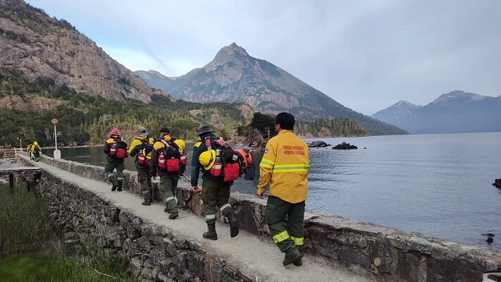 Los brigadistas redoblan esfuerzos para apagar el fuego en el Parque Nahuel Huapi