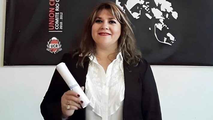 Por falta de computadoras, la municipalidad de Gregores anota en cuadernos