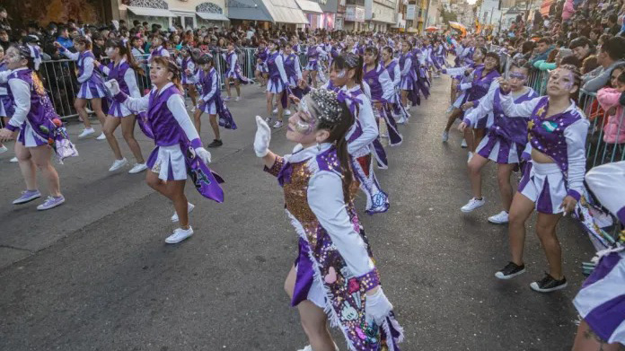 Carnavales en Comodoro Rivadavia con desfile de murgas