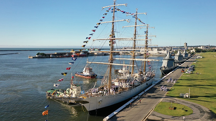La fragata Libertad arribó a  la ciudad de Mar del Plata