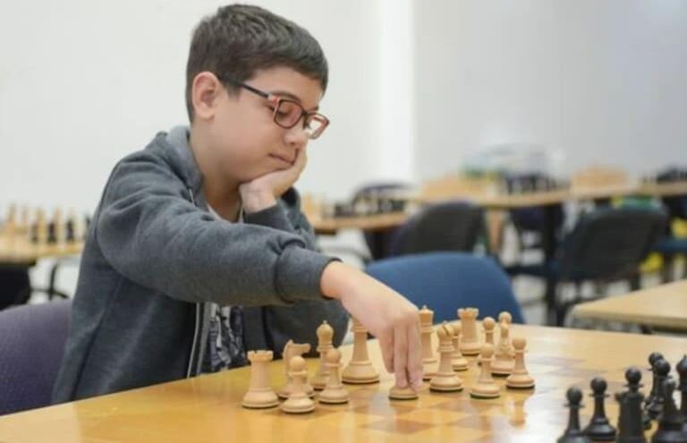 Faustino Oro, de 10 años, le ganó al mejor ajedrecista del mundo, el noruego Magnus Carlsen