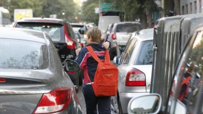 Crecen las quejas por vehículos en doble fila en las escuelas de Madryn