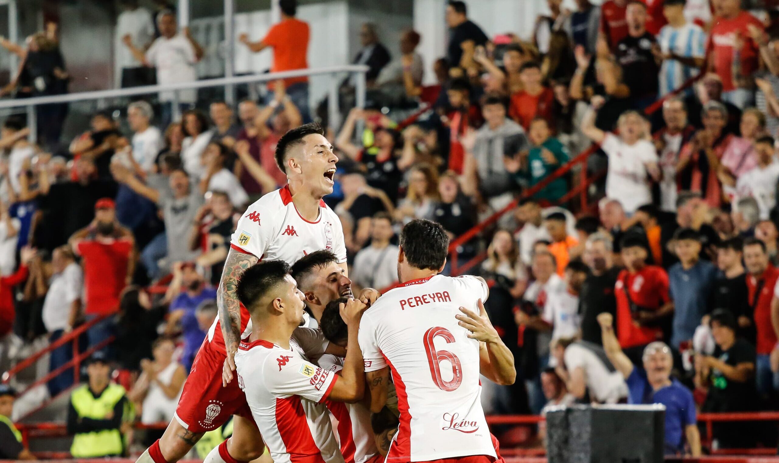 Con gol de Mazzanti, Huracán sorprendió a River y festejó como local