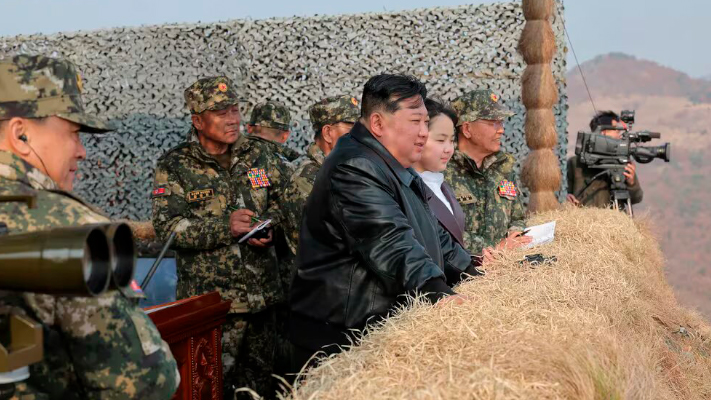 Kim Jong-un supervisó ejercicios militares junto a su hija y pidió al ejército norcoreano que se prepare para la guerra