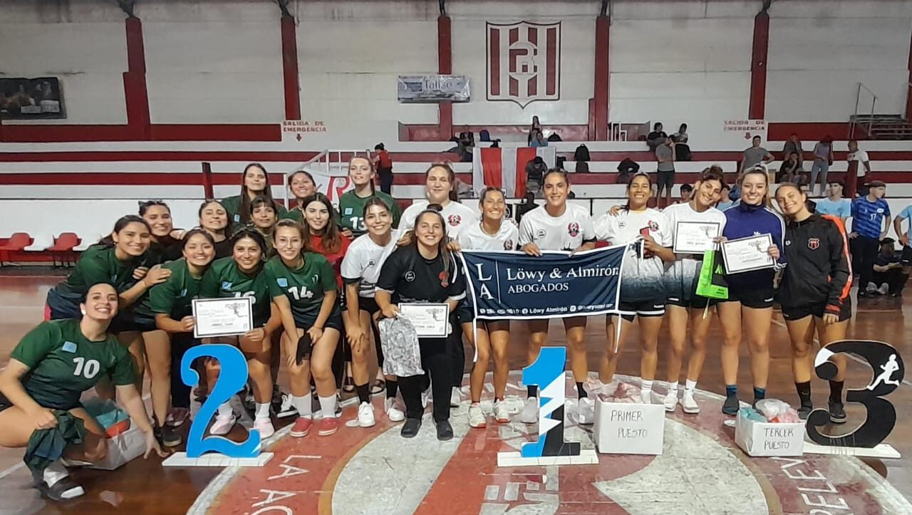 Coca Juniors en damas y La Familia de Trelew en caballeros, ganaron la 1° Copa Racing Club