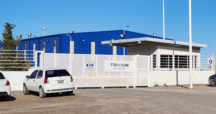 Bomberos de Madryn combaten llamas en la planta de Trivium Packaging