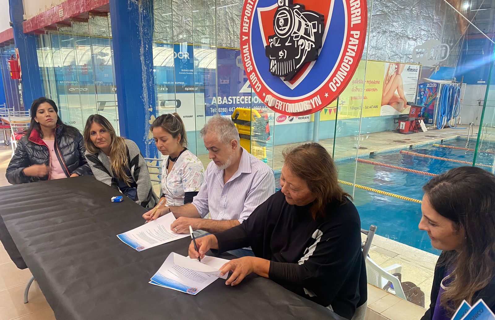 El Club Ferrocarril Patagónico firmó convenios con escuelas para el uso gratuito de su natatorio