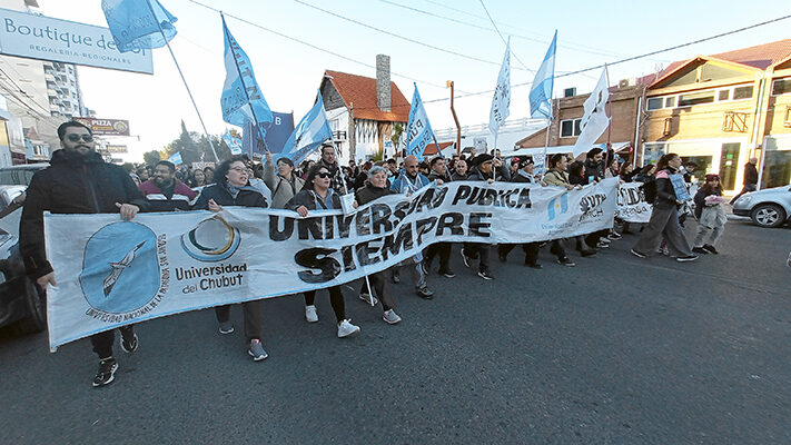 Multitudinaria marcha federal universitaria