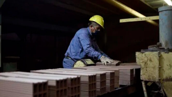 La economía cayó por cuarto mes consecutivo: se contrajo 3,2% en febrero