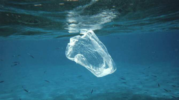 Hay toneladas de basura de plástico en el fondo del mar