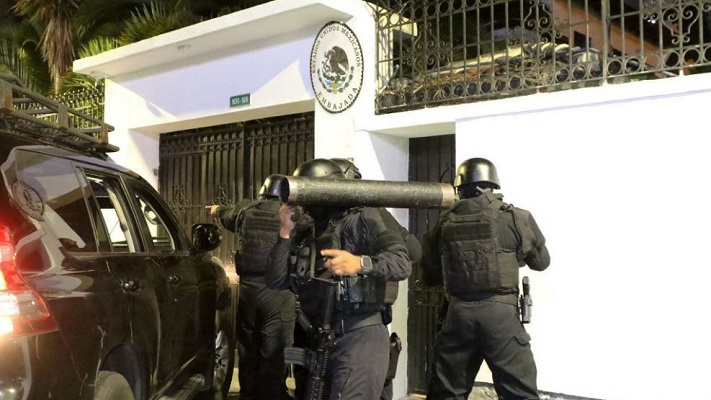 México rompió relaciones con Ecuador luego de que la policía invadiera su embajada