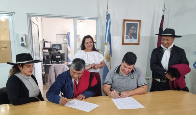 La Biblioteca Popular “Güemes” firmó convenio con la Sede Salteña